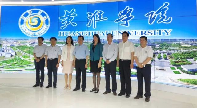 中華職業(yè)教育社理事長陳昌智、河南省副省長霍金花一行參觀展廳